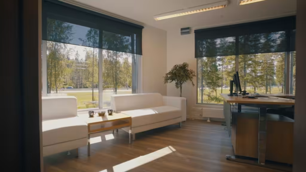 Musta Screenkangas asennettuna toimistoon Vantaa