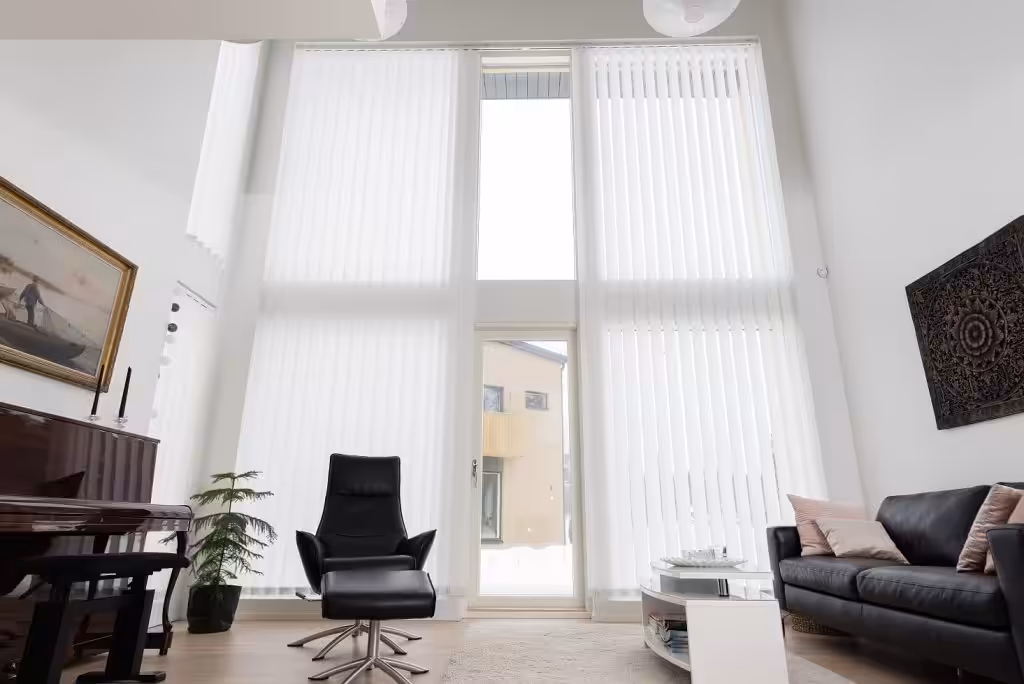 Pystylamellit läpikuultava valkoinen Lumina kangas asennettuna Espoo