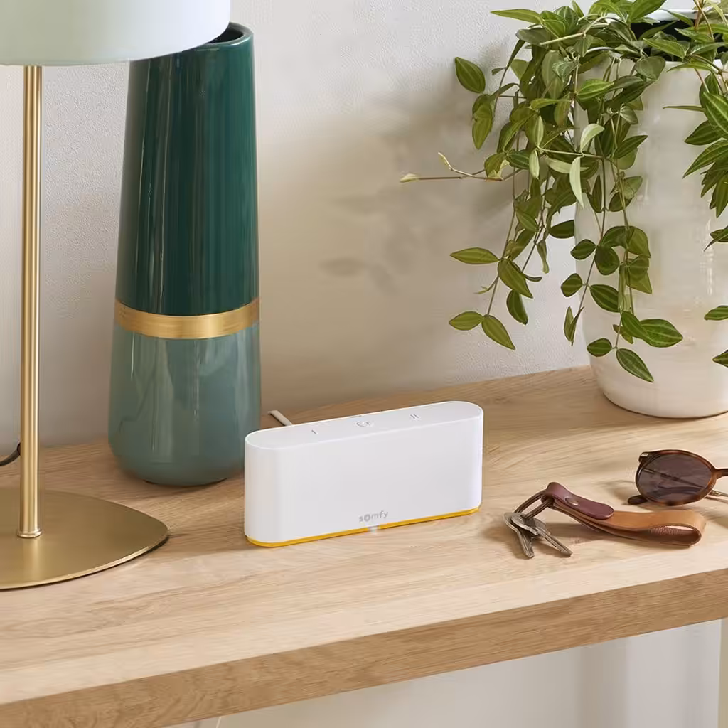 Somfy TaHoma Switch toimii verhomoottorin kaukosäätimenä älypuhelimessa