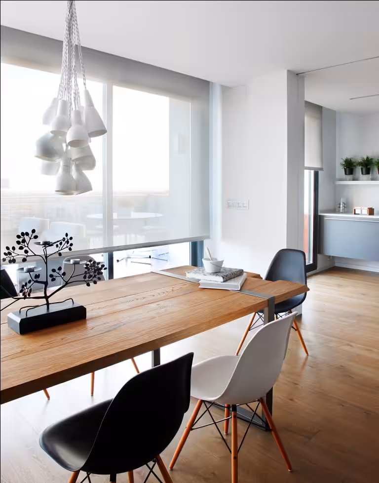 Vaaleanharmaa Screenkangas asennettuna keittiöön Espoo