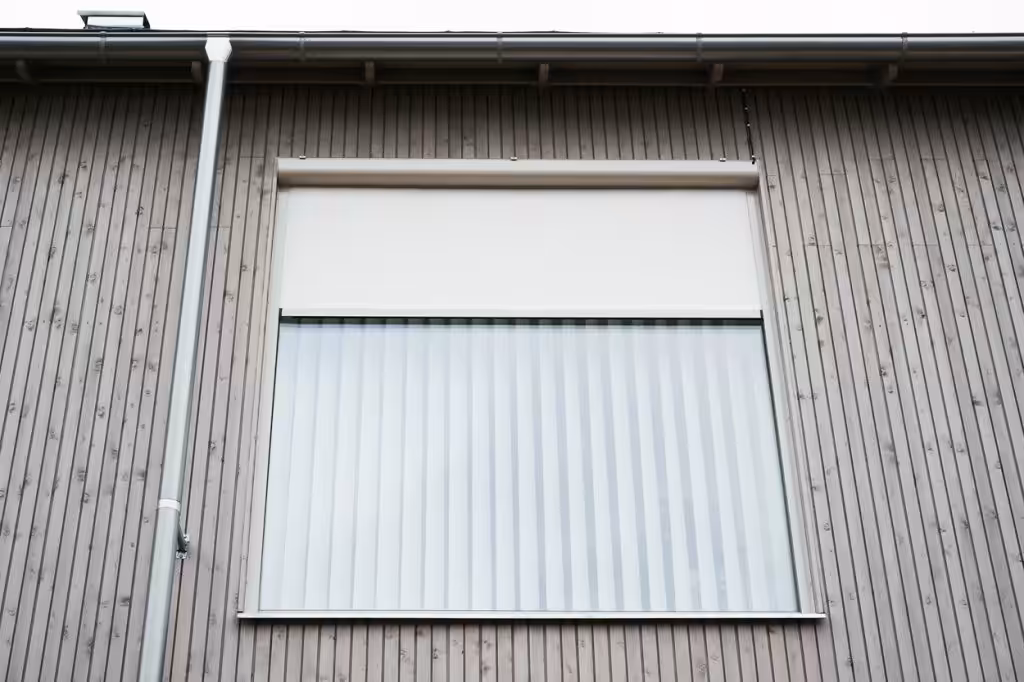 Moottoroitu Zipscreen rullaverho asennettuna omakotitaloon Espoo