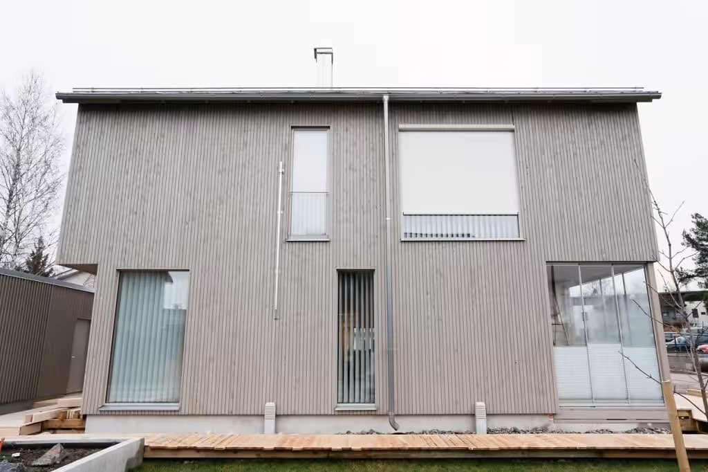 Moottoroitu Zipscreen rullaverho asennettuna omakotitaloon Espoo